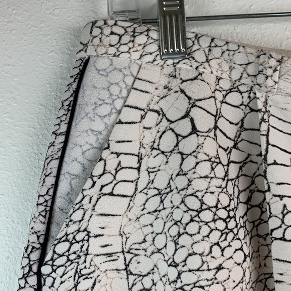 Philosophy snake print tuxedo style dress shorts side pockets pleat front (flaw) - Picture 4 of 12